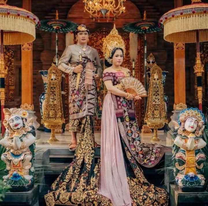 Putu Agus Budiartha dan Luh Putu Ratna Ani Swari Dewi bersama mengenakan busana adat Bali